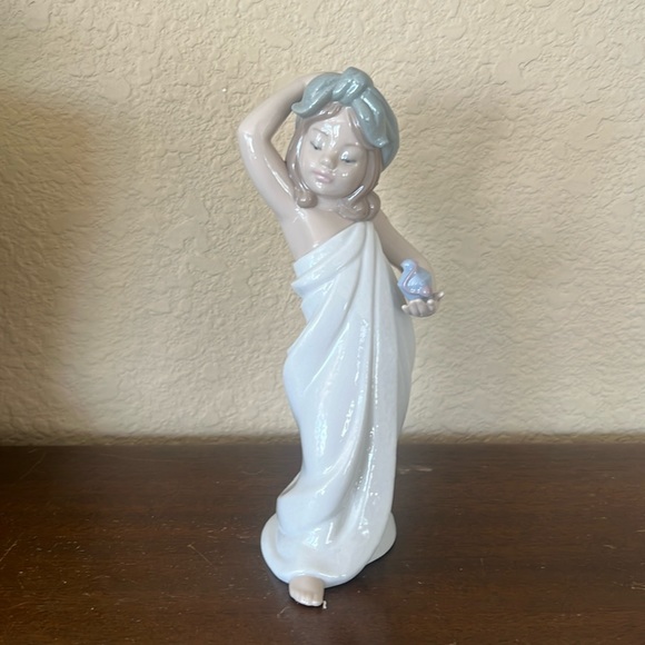Lladro Other - Lladro #06799 ¡Soy Tan Bonita! Just Like New